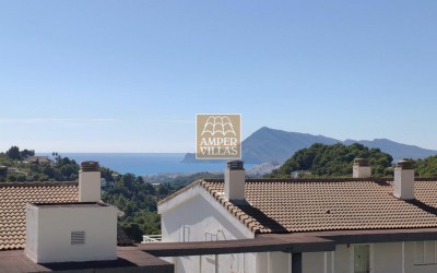 A penthouse with a spacious terrace and lovely views of the sea, the mountains and Altea.